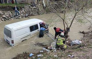 Dereye uçan araçtan böyle kurtardılar