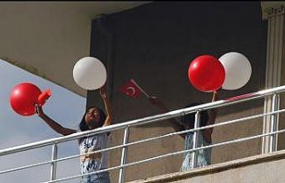 Derik’te 23 Nisan çocuklarla birlikte çekilen...