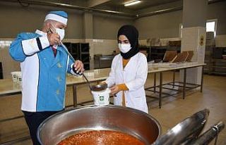 Dev kazanlarda pişirilen yemekler ihtiyaç sahibi...