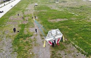 Dev uçurtma rüzgar çıkmayınca uçmadı