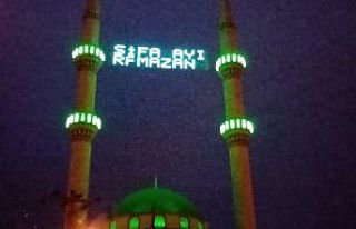 Devrek’te camiler ve caddeler mahyalarla süslendi