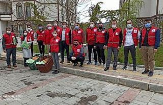Devrek’te vatandaşlara pide dağıttılar