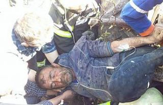 Devrilen traktördeki 2 yaralıyı kurtarmak için...