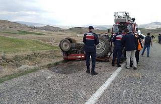 Devrilen traktörün altında kalan bir kişi hayatını...