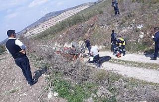 Devrilen traktörün altında kalan sürücü öldü