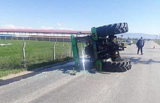 Devrilen traktörün sürücüsü yaralandı