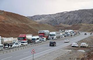 Devrilen vinç yüklü çekici karayolunu trafiğe...