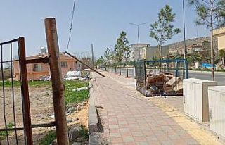 Dicle’de yıkılmak üzere olan direk Kaymakam Yurdagül’ün...