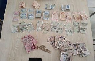 Dilencinin sakladığı paralar iç çamaşırından...