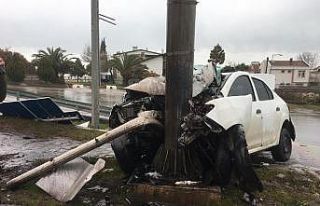 Direğe çarpan otomobil hurdaya döndü: 2 ağır...