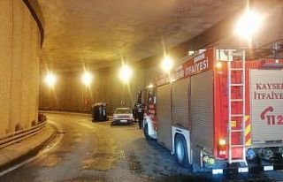 Direksiyon hakimiyeti kaybolan otomobil yan yattı