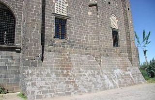 Diyarbakır’da tarihi caminin dokusuna zarar verildi