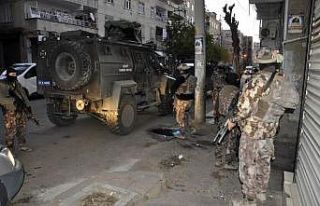 Diyarbakır’da terör operasyonu: Aralarında HDP’li...