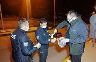 Doktordan uygulama yapan polislere çay ve kek ikramı