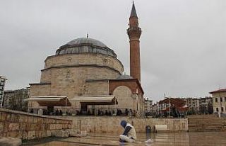 Dolup taşan meydan boş kaldı