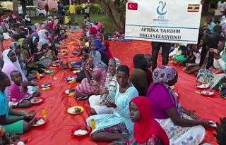 Düğün yemeği yerine 300 Afrikalıya iftar