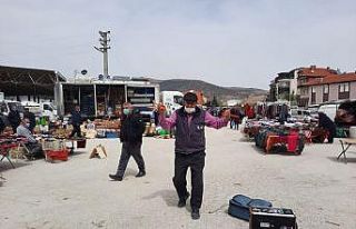 Düğünlere gidemeyince ekmeğini pazarlarda oynayarak...