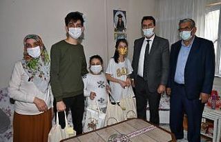 Dündar, Yetim Çocukların Yüzünü Güldürdü