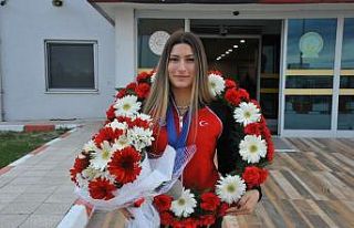 Dünya ikincisi Nisanur havaalanında çiçeklerle...