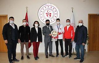 Dünya Şampiyonu’ndan il müdürüne ziyaret