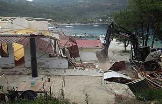 Dünyaca ünlü koydaki kaçak yapıların yıkımı...