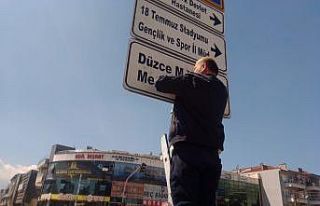 Düzce’de eski tabelalar yerine yenileri takılıyor