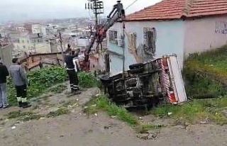 Edremit’te kayan kamyonet dar sokağa uçtu