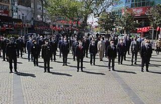 Edremit’te sosyal mesafeli 23 Nisan kutlaması