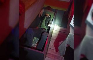 Eğlence mekanı baskınında 2 kişi tezgah dolabından...