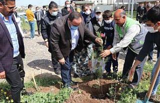 Ekinci, polislerle beraber ağaç dikti