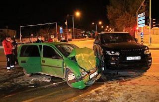 Elazığ’da cip ile otomobil çarpıştı: 2 ağır...