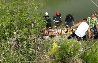 Elektrikli bisikletiyle dereye uçan kadın turist...