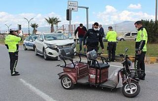 Elektrikli motosiklet ile arazi aracı çarpıştı:...