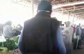 Elinde bastonu ile semt pazarına önüne geleni taciz...