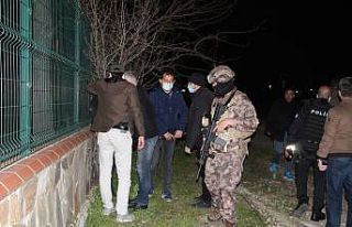 Elindeki tüfekle korku dolu anlar yaşatan genç,...