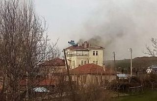 Emet’te çatı yangını korkuttu