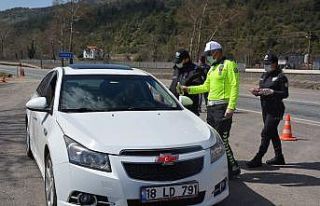 Emniyetten sürücülere kolonya ve çikolata ikramı