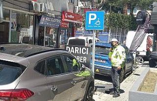 Engelli park yerini işgal geden araçlar denetlendi