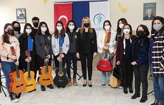 Enstrüman hediye edilen çocuklardan mini konser