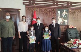 Erciş’te öğrenciler kaymakamlık makamına oturdu