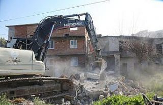 Erdemli’de metruk binalar yıkılıyor