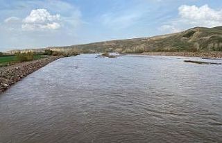 Eriyen karlar Aras Nehri’nde su seviyesini yükseltti,...