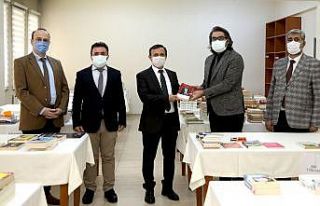 ERÜ Rektörü Prof. Dr. Mustafa Çalış kitap bağışında...