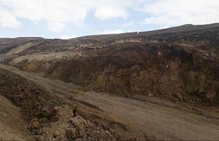 Erzurum-Tekman karayolunda yaşanan heyelan ulaşımı...