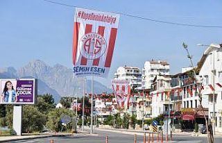 Esen’den Antalyaspor’a bayrak desteği