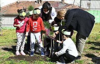 Esenyurtlu minikler ağaç dikti