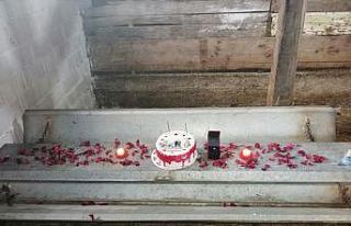 Eşine ağılda doğum günü sürprizi yaptı