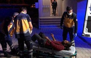 Eşiyle tartışıp kendini bıçakla yaraladı