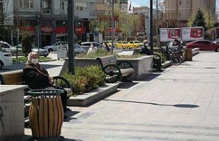 Eskişehir’de 65 yaş üstü vatandaşlar güneşi...