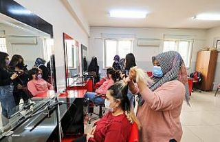 Ev kadınları ile genç kızlar meslek sahibi oluyor